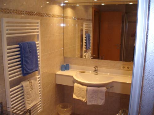 y baño con lavabo y espejo. en Ferienwohnungen - Haus Zierl, en Reith bei Kitzbühel