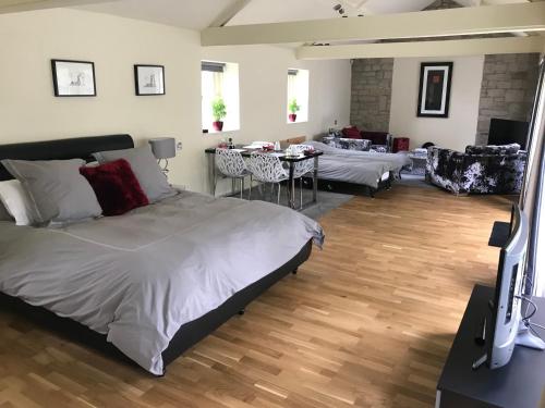 En eller flere senge i et værelse på Hemples Lodge
