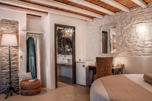 Postel nebo postele na pokoji v ubytování Aegean Castle Andros – Adults Only