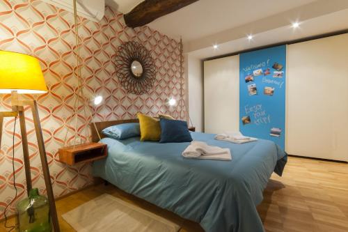 a bedroom with a blue bed and a wall at Pietrapiana flat & local market in Florence