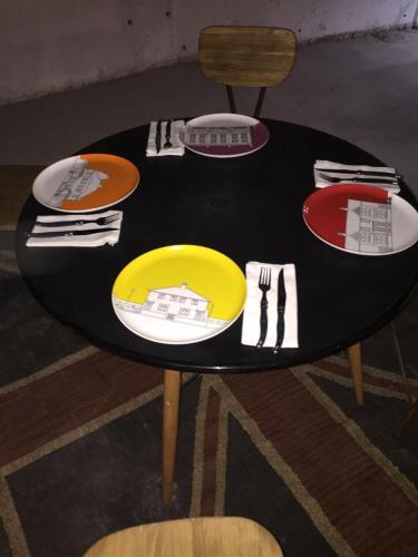 Una mesa negra con platos y utensilios encima. en La Casita de la Planta, en Quintanilla de Onésimo