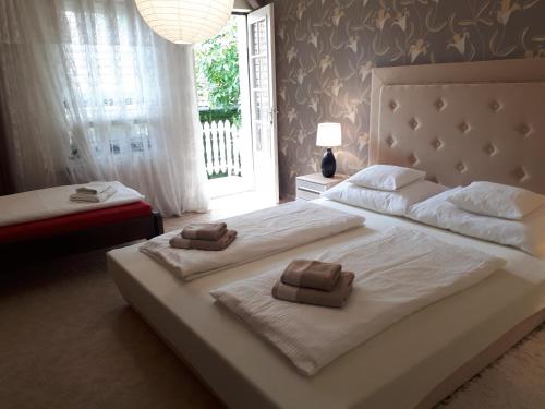 sypialnia z 2 łóżkami i ręcznikami w obiekcie Hungarian Farmhouse w mieście Zákányszék