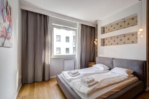 Een bed of bedden in een kamer bij Dom & House Apartments - Marina Residence