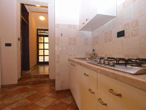 Kuchyňa alebo kuchynka v ubytovaní Apartments Nenad 1720