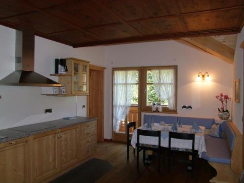 A kitchen or kitchenette at App. Birkenheim