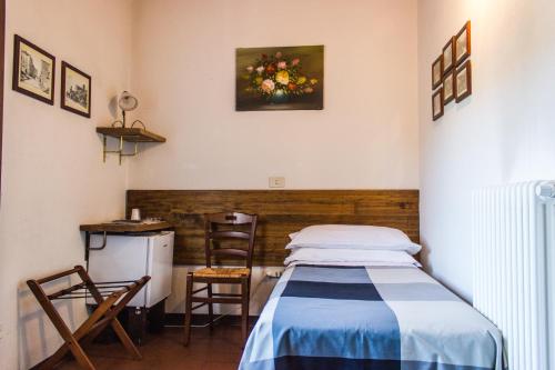 1 dormitorio con 1 cama, mesa y sillas en Locanda Casa Motta, en Poviglio