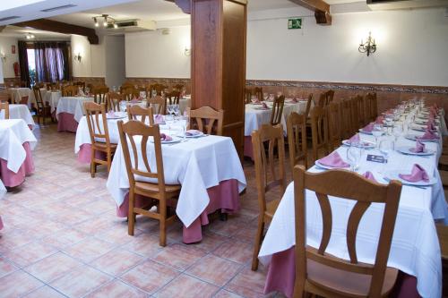 Reštaurácia alebo iné gastronomické zariadenie v ubytovaní Hostal El Rincón