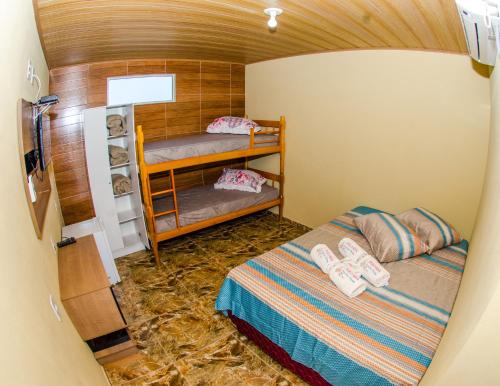 Dviaukštė lova arba lovos apgyvendinimo įstaigoje Pousada Família Flores