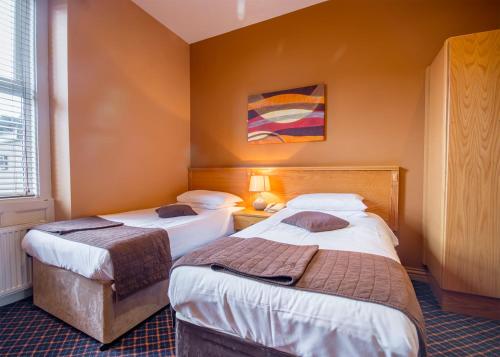 Postel nebo postele na pokoji v ubytování Smiths Hotel
