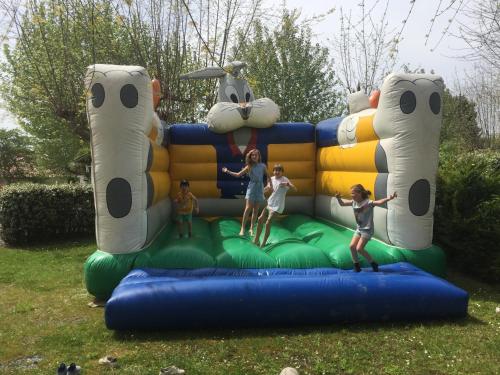 un groupe d'enfants jouant sur une structure de jeu gonflable dans l'établissement la ferme des 4 chenes, à Urt