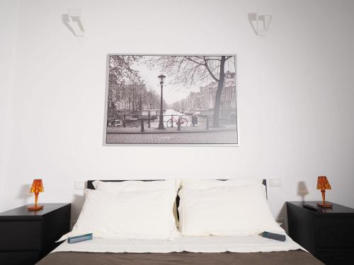 una camera con un letto con due comodini di Turati 3 a Milano