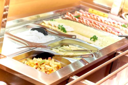 a buffet filled with different types of food at Ev.Familienferien-und Bildungsstätte Ebernburg in Bad Münster am Stein-Ebernburg