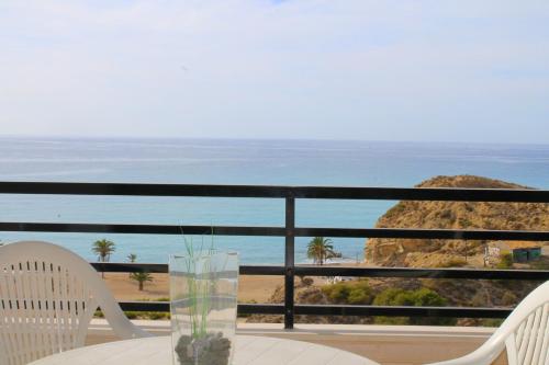 ビリャホヨサにあるPlaya Paraíso 48Dのビーチと海の景色を望むテーブル