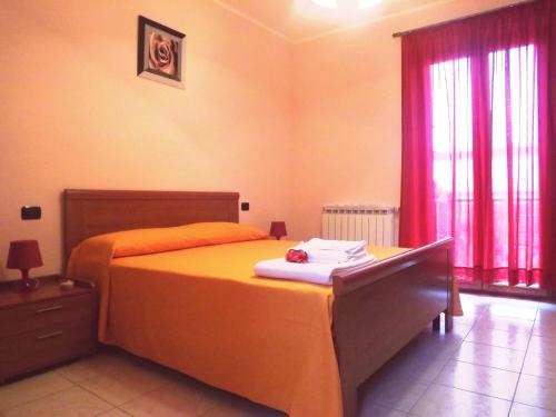 Un dormitorio con una cama grande y una ventana en Affittacamere Pone, en Sesto San Giovanni