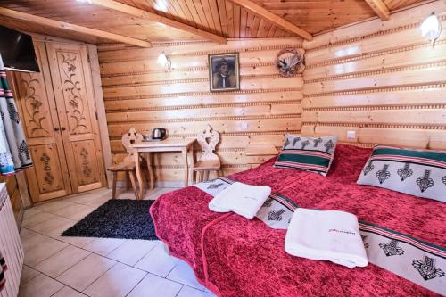 Una cama o camas en una habitación de Willa ZAKObystra