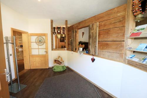 ミッセン・ヴィルハムスにあるGasthof Beim Endelerの木製の壁とドアのある廊下が備わる客室です。