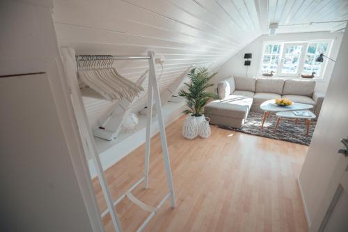uma sala de estar com uma cama alta e um sofá em Harbour House em Hamburgsund
