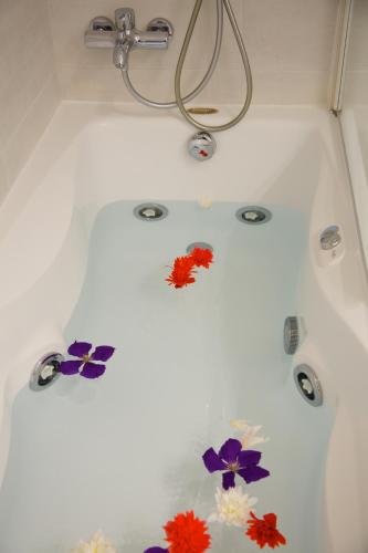 a white bath tub with flowers in the middle at Apartment Leonardo in Rovinj