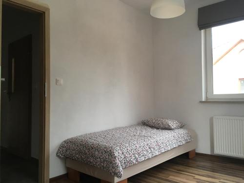 a bedroom with a bed and a window at Noclegi u Ireny in Zakręt