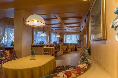 a dining room with a table and chairs at Hotel Alla Posta - Famiglia Pra dal 1866 a Caprile in Alleghe