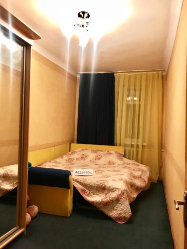 アルマヴィルにあるКвартираの小さなベッドルーム(ベッド1台、鏡付)