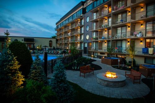 a hotel with a fire pit in a courtyard at Hôtel Castel in Granby