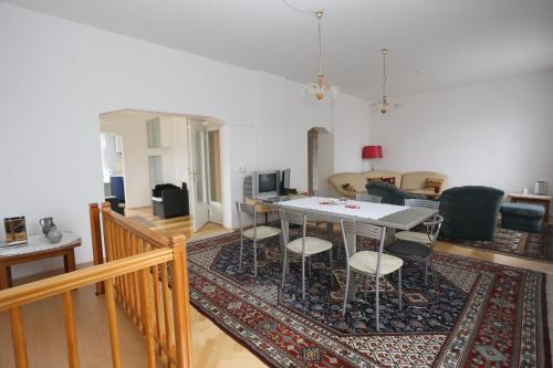 un salon avec une table et des chaises dans l'établissement Apartments Villa Irma, à Sarajevo