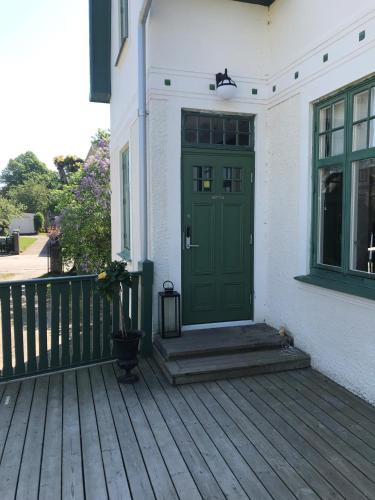a green door on the side of a house at Villamilsten B&B in Lidköping