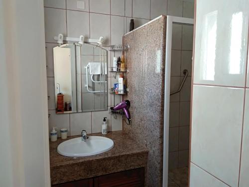 łazienka z umywalką i lustrem w obiekcie Rio Manilva w mieście San Luis de Sabinillas