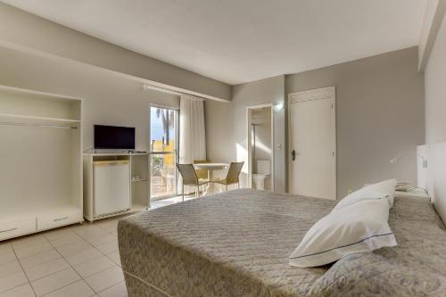 A bed or beds in a room at Canasvieiras Hotel