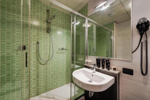 Kamar mandi di JR Hotels Bologna Amadeus