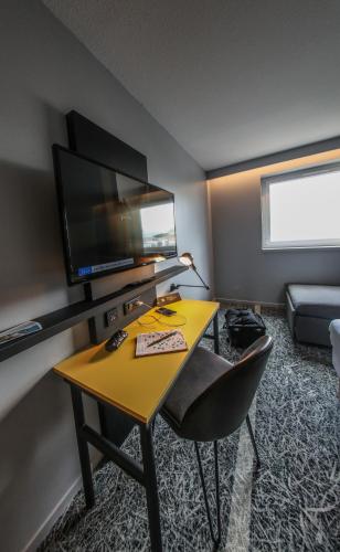 Televisyen dan/atau pusat hiburan di Ibis Styles Clermont-Ferrand République