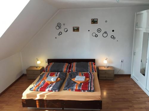 En eller flere senge i et værelse på Penzión Bernáth