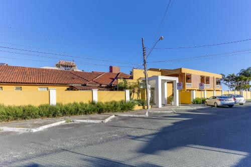 a street with houses and a car parked on the street at Canasvieiras Hotel in Florianópolis
