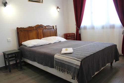 een slaapkamer met een bed met twee handdoeken erop bij Etap-apparts de Pézenas in Pézenas