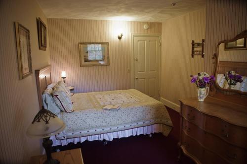 
A bed or beds in a room at Cleftstone Manor
