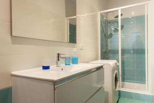 een witte badkamer met een wastafel en een douche bij B&B ABRUZZO in Sulmona