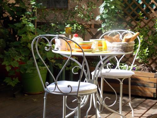 - une table avec deux chaises et une table avec de la nourriture dans l'établissement La Maison Du Bonheur, à Aups