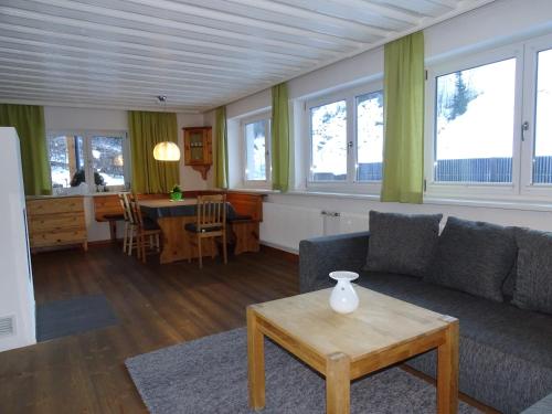salon z kanapą i stołem w obiekcie Alpine Cottage Salzburg w mieście Maria Alm am Steinernen Meer