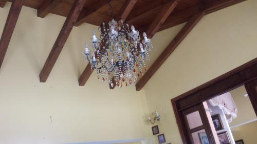a chandelier hanging from a ceiling in a room at Panorama Kakopleyri Kalabakas in Kakoplévrion