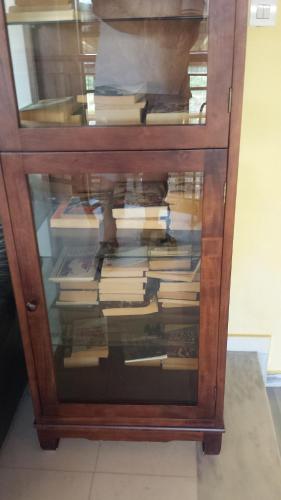 a glass cabinet filled with books on display at Panorama Kakopleyri Kalabakas in Kakoplévrion