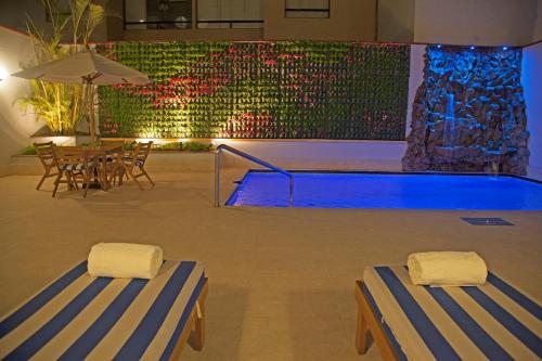 Der Swimmingpool an oder in der Nähe von Radisson Hotel San Isidro