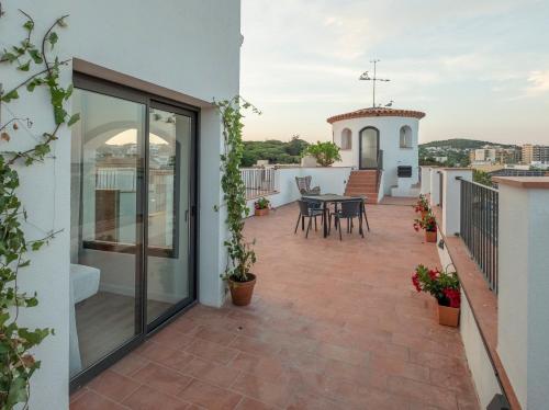 a balcony with a table and chairs on a building at Cliper Apartments by Escampa Hotels in Platja  d'Aro