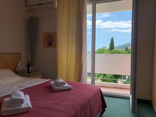una camera d'albergo con un letto e asciugamani di Hotel BIP a Budua