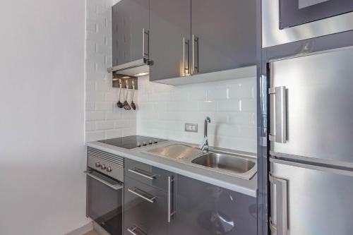 Кухня или мини-кухня в Los Cristianos Heated Pool Sea View Diamantes WIFI
