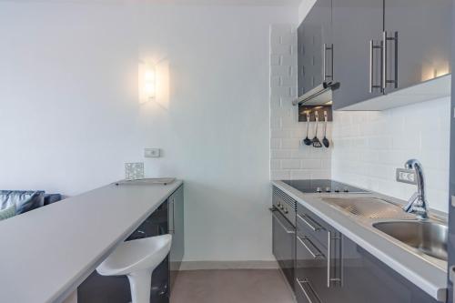 Кухня или мини-кухня в Los Cristianos Heated Pool Sea View Diamantes WIFI
