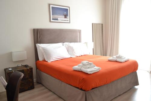 - une chambre avec un lit et 2 serviettes dans l'établissement Gatto Bianco Le Terrazze, à Bari
