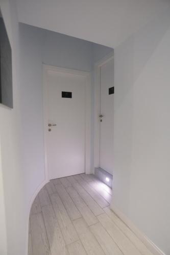 an empty room with white walls and a wooden floor at ESPOSITO PLAZA- ROOMS & SUITE in Naples