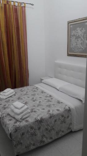 a bedroom with a bed with towels on it at Vendicari in Pachino