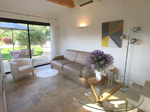 un salon avec un canapé et une table en verre dans l'établissement Mer et Provence, à La Cadière-dʼAzur